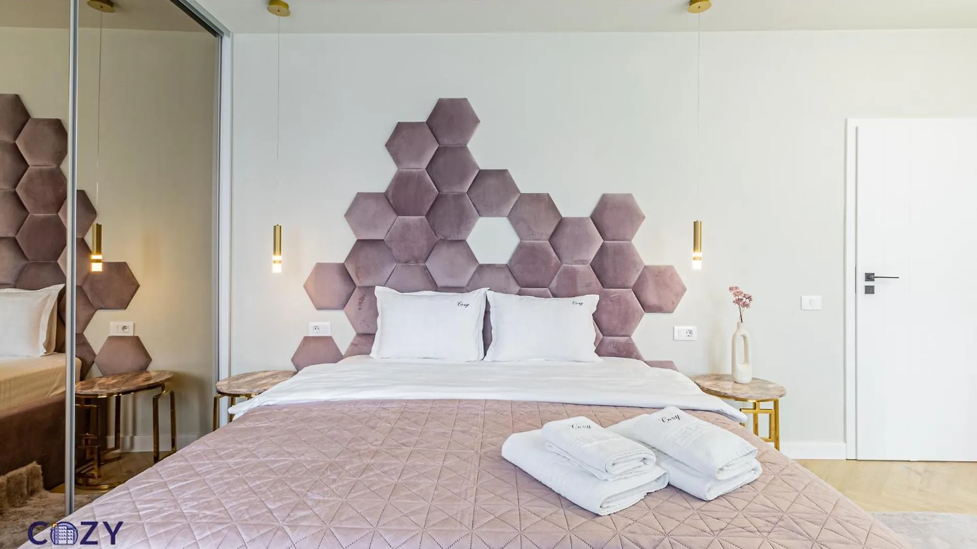 Cozy Premium Collection - Studios & Suites Bukarest Lägenhet