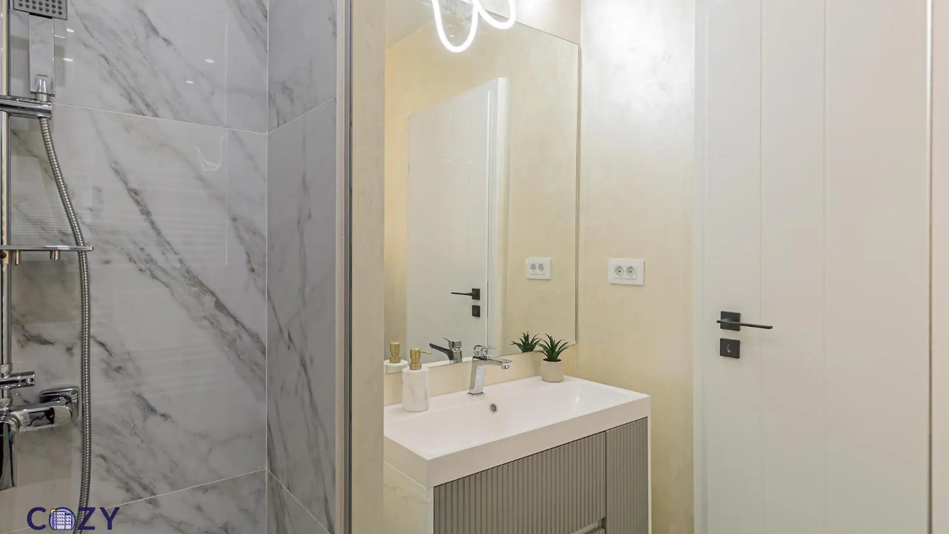 Lägenhet Cozy Premium Collection - Studios & Suites Bukarest